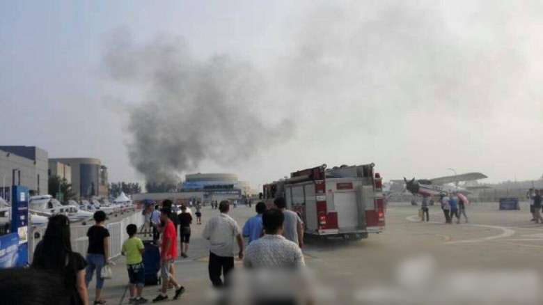 Máy bay Trung Quốc lao đầu xuống đất, nổ tung