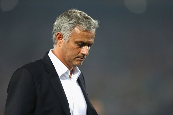 Thua nối thua, fan MU quay lưng đòi sa thải Mourinho