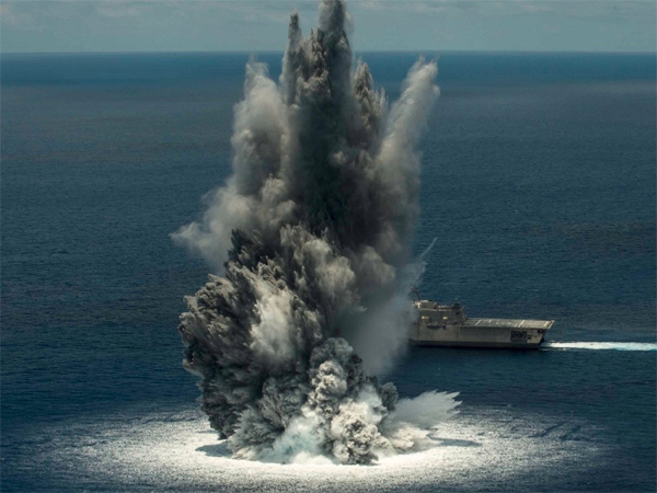 Xem tàu chiến Mỹ 'bị' đánh bom