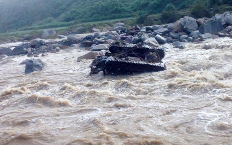 Lũ cuốn tan tác máy thi công thủy điện, tìm thấy nhiều phần thi thể