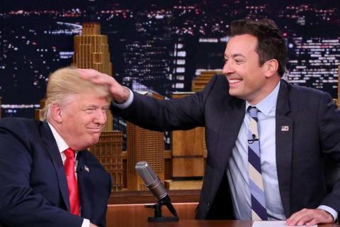 Donald Trump bị vò tóc rối bù trên sóng truyền hình