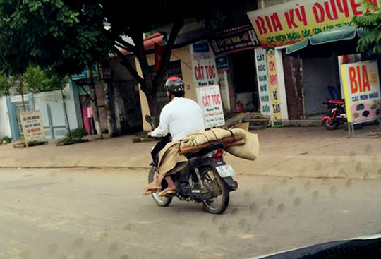 Chở thi thể bằng xe máy: Nỗi ám ảnh từ  Khâu Pùm