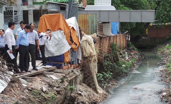 Tân Sơn Nhất ngập nặng do mương thoát nước bị 'bức tử'