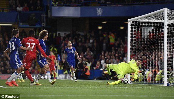 Thủ thành Coutois cứu thua xuất thần phút 82