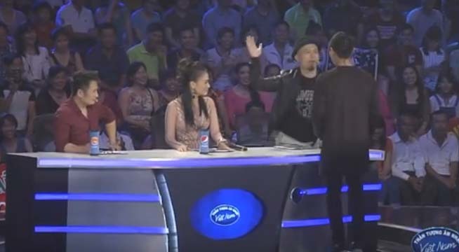 Sốc vì nhạc sĩ Huy Tuấn tát thí sinh trên sóng truyền hình
