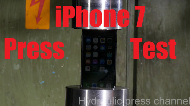 iPhone 7 bị tra tấn tàn nhẫn bằng máy thủy lực, quăng xuống biển