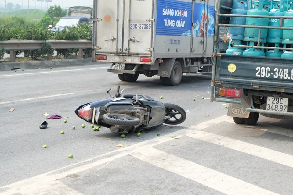 Tắc nghiêm trọng vì hai xe máy đâm nhau
