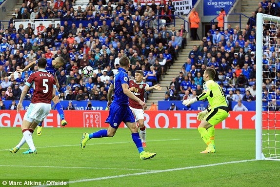 Hàng công bùng nổ, Leicester thắng rửa mặt trên sân nhà