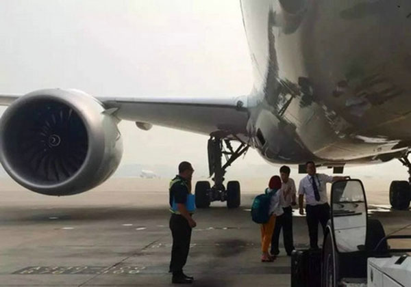 Hành khách quên giờ, xông vào đường băng, chặn máy bay