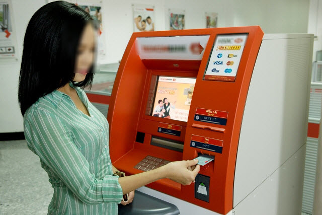 Rút ATM 1,3 triệu được 13 triệu, cô gái gây sốc khi ngân hàng bắt trả lại