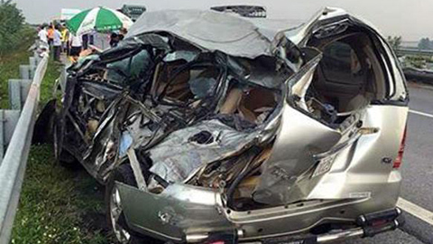 Xe tải tông xe con trên cao tốc Nội Bài-Lào Cai, 2 người chết