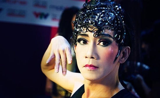 Minh Thuận cô đơn chống chọi số phận giữa showbiz