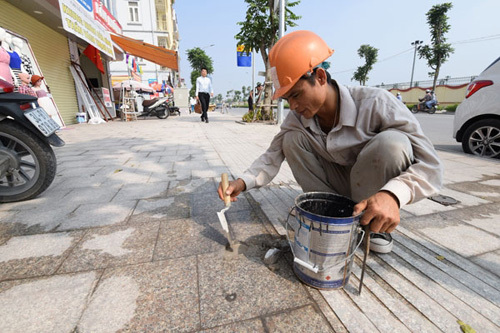 Hà Nội: Đề xuất dùng gạch giả đá lát vỉa hè