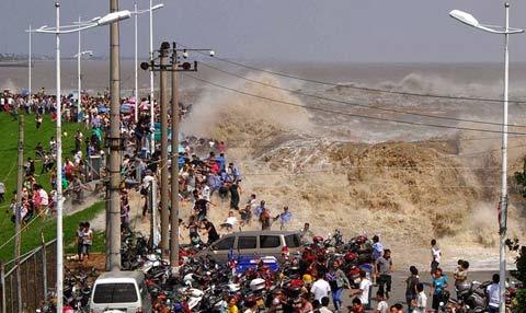 Hàng ngàn người đổ xô đi xem thủy triều lớn nhất thế giới