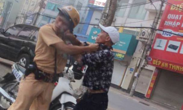 Hà Nội: CSGT bị thanh niên xăm trổ đánh tới tấp vào mặt