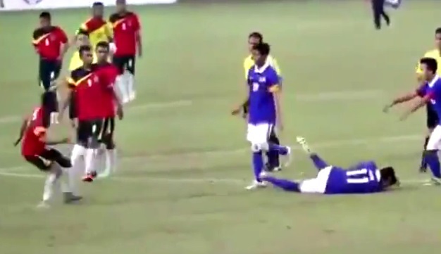 Cầu thủ U19 Đông Timor đấm gục cầu thủ Malaysia