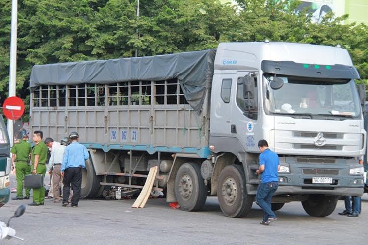 Đà Nẵng: Rẽ trái, 2 thanh niên bị xe cán chết thảm