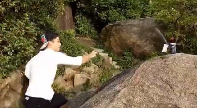 Xem tuyệt kỹ phóng lá bài làm thủng lon bia