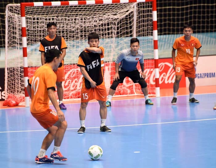 Tuyển futsal Việt Nam luyện 