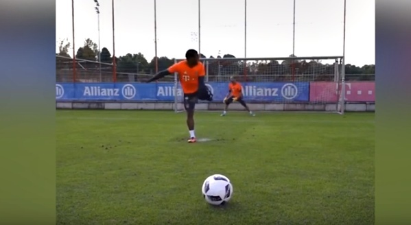 Sao Bayern quay lưng về phía khung thành, đánh gót ghi bàn