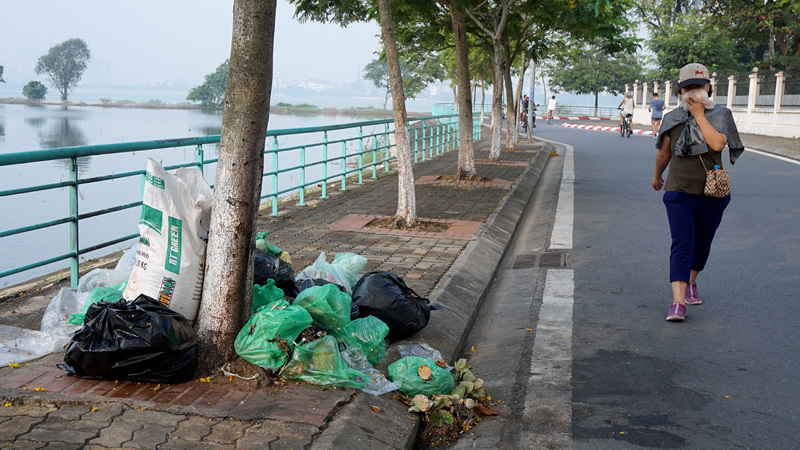Dân Hà thành bịt mũi tập thể dục, nhắm mắt nhậu trên rác