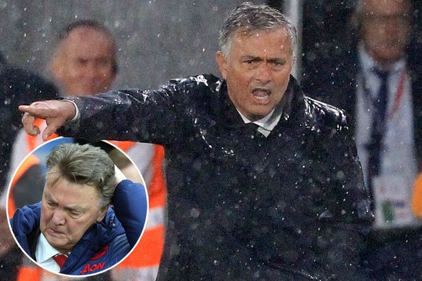 Thua 3 trận liền, Mourinho bất ngờ đổ lỗi... Van Gaal