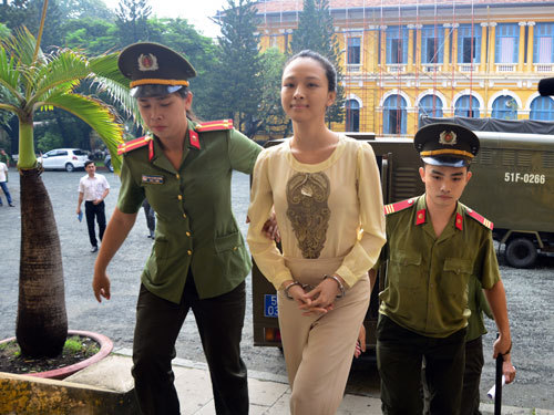 Hoa hậu bị tố lừa 16,5 tỷ cười tươi tại phiên xét xử