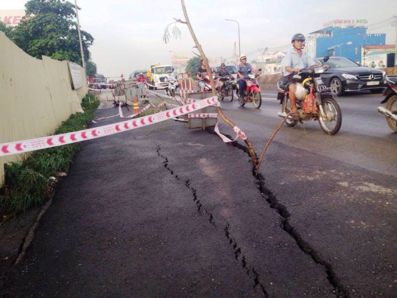 Quốc lộ đột nhiên nứt toác ở Sài Gòn