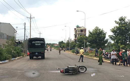 Va chạm với xe tải của cảnh sát, một người chết