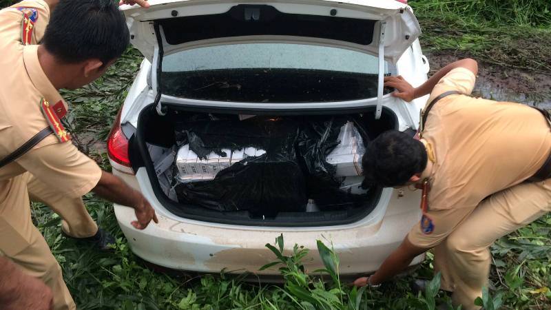 Bỏ chạy khi đâm chết người, ô tô thuốc lậu lao xuống kênh