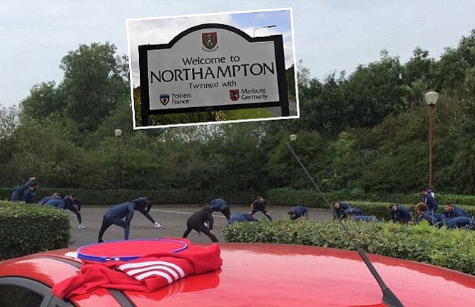 Dàn sao triệu đô MU phải tập luyện ngoài bãi đỗ xe