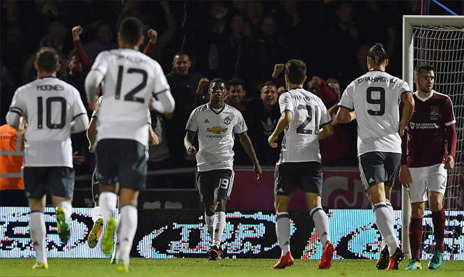 Rooney vô duyên, MU thắng