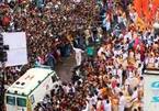 Đám đông “rẽ sóng” nhường đường cho xe cứu thương