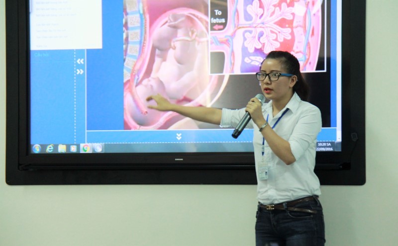 Sinh viên Y khoa học cấp cứu bằng máy tính bảng