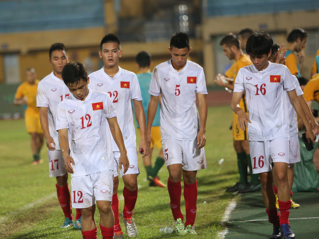 Thua bạc nhược, cầu thủ U19 Việt Nam cúi đầu ủ rũ