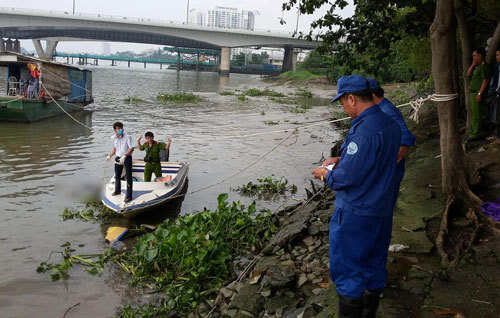 Thi thể thanh niên mang ba lô đá nổi trên sông Sài Gòn
