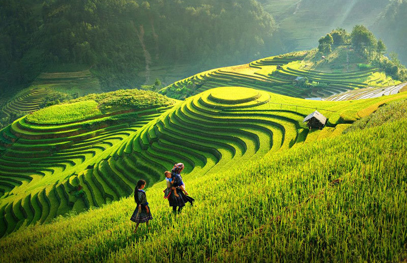 Hà Giang: 1 huyện cấm công chức mặc váy ngắn đến công sở