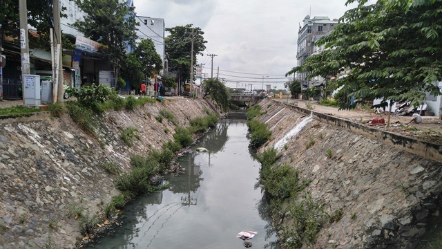 Mở rộng kênh, lắp cống thoát 