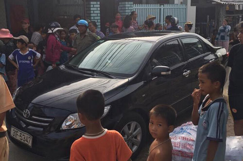 CSGT truy đuổi tài xế không bằng lái, lao vào khu dân cư