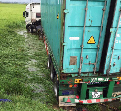 Tai nạn liên hoàn, xe hạng nặng bay xuống ruộng