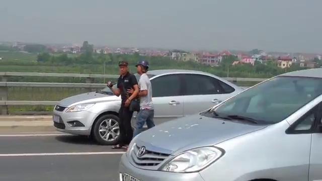 Cản trở PV tác nghiệp trên cầu Nhật Tân