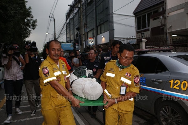Bắt nhóm làm hộ chiếu giả, thấy xác người trong tủ lạnh