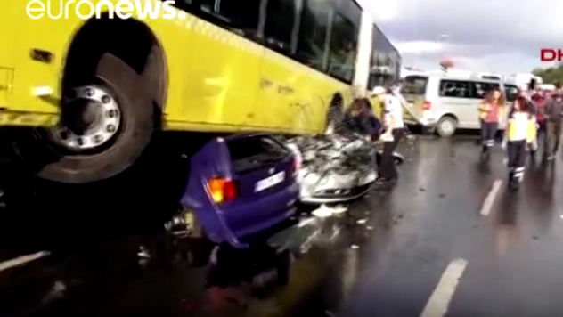 Xe buýt đè nát cả loạt ô tô, 11 người bị thương