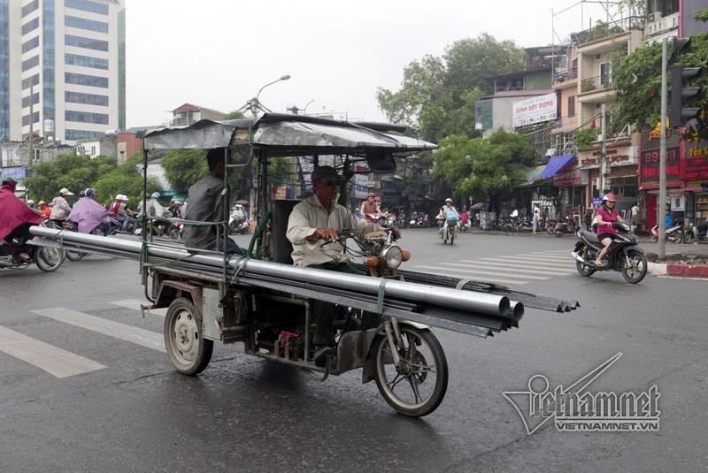 Hình ảnh xe hung thần chở sắt khắp Hà Nội