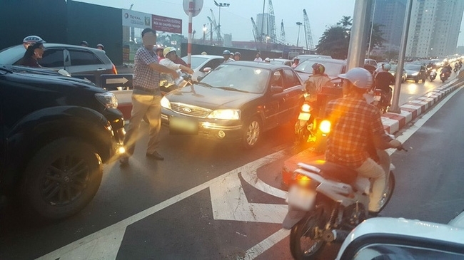Xôn xao: Bức ảnh người phụ nữ đỗ xe máy ngược chiều ở Hà Nội
