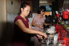 Độc đáo quán cà phê vợt gần 80 tuổi ở Sài Gòn
