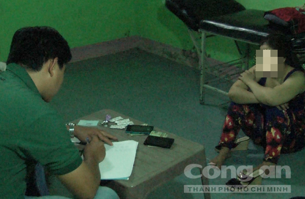 Bắt quả tang tiếp viên kích dục cho khách tại quán cà phê