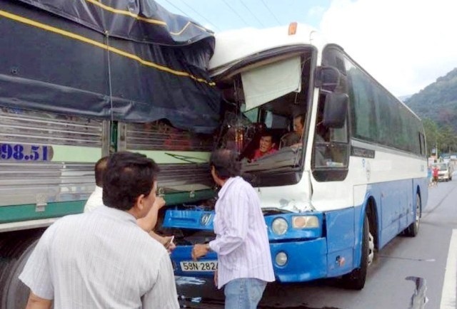 Xe khách được dìu ở đèo Bảo Lộc bị phạt hơn 10 triệu