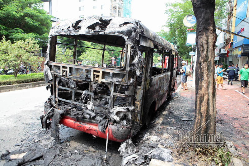 Hà Nội: Xe buýt phát nổ, bốc cháy ngùn ngụt