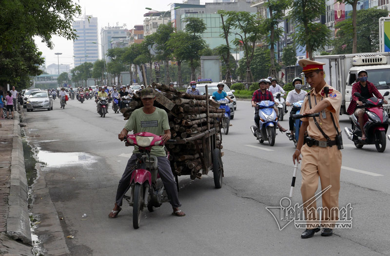 Hà Nội: Chở cồng kềnh, lái xe ngớ người khi bị bắt